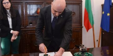 Министър Атанас Славов подпечата промените в Конституцията с държавния печат