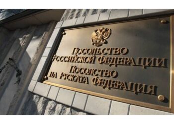 Изборите в Русия: Голяма опашка от хора се изви пред руското посолство в София