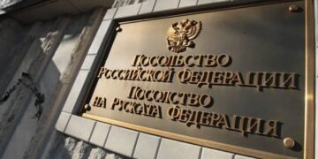 Изборите в Русия: Голяма опашка от хора се изви пред руското посолство в София