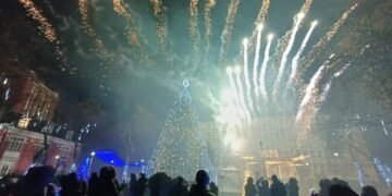 Започна изграждането на сцената за новогодишния концерт на площад „Независимост“