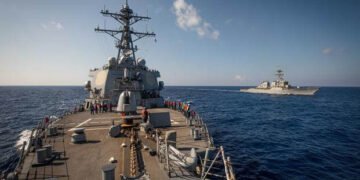 Американски военен кораб е атакуван в Червено море