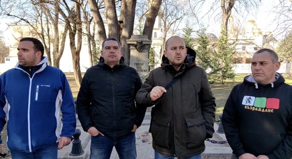„Възраждане“: Паметникът на граф Игнатиев във Варна е поредната жертва на розовия фашизъм, който идва от София