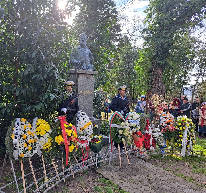 Стотици варненци отдадоха почит на големия български революционер Христо Ботев (ВИДЕО/СНИМКИ)