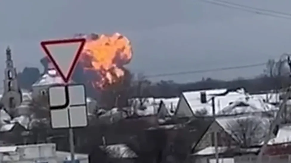 Руски самолет, превозващ украински военнопленници, падна в руската Белгородска област