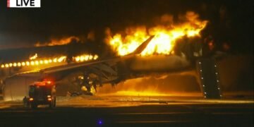 Самолет с 400 души на борда избухна в пламъци на летище в Токио (ВИДЕО)