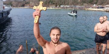 21-годишният Димитър Петров от Морското училище извади Богоявленския кръст във Варна (ВИДЕО/СНИМКИ)