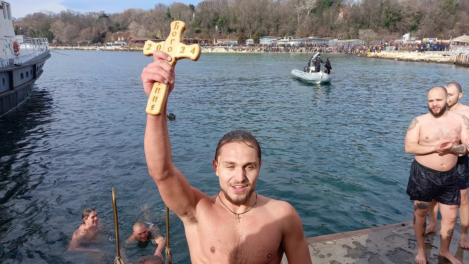 21-годишният Димитър Петров от Морското училище извади Богоявленския кръст във Варна (ВИДЕО/СНИМКИ)