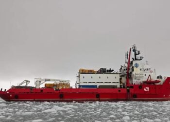 Продължава разтоварването на НИК 421 в южния залив на Ливингстън (СНИМКИ)