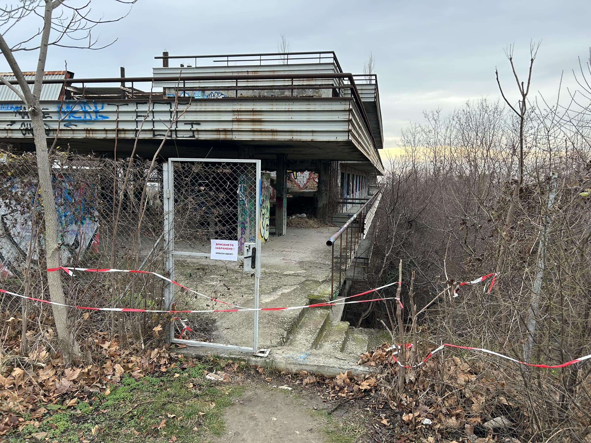 Оставен на прозвола: Спортният комплекс край "Повика" тъне в разруха вече 35 години (СНИМКИ)