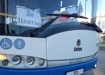 Дама зад волана от градския транспорт на Варна разплака пътниците с трогателен жест към незрящ мъж, виещ от отчаяние!