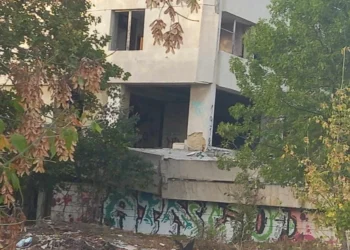 Бившето военно поделение до “Алати” става все по-опасно, разпада се! Очаква се да бъде оградено!