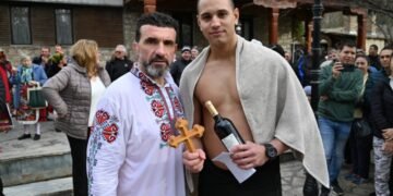 Кмет и общински съветници скочиха в ледените води за кръста в Девня