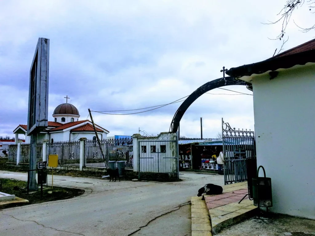 Над 1 млн. лв. ще струва премахването на боклука от гробището в село Тополи