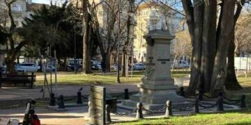 Неизвестен демонтира бронзовата фигура на паметника на Граф Игнатиев във Варна