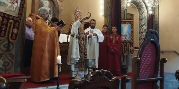 Православните арменци във Варна посрещат Рождество с епископска литургия в храм „Свети Сарис“ (СНИМКИ)