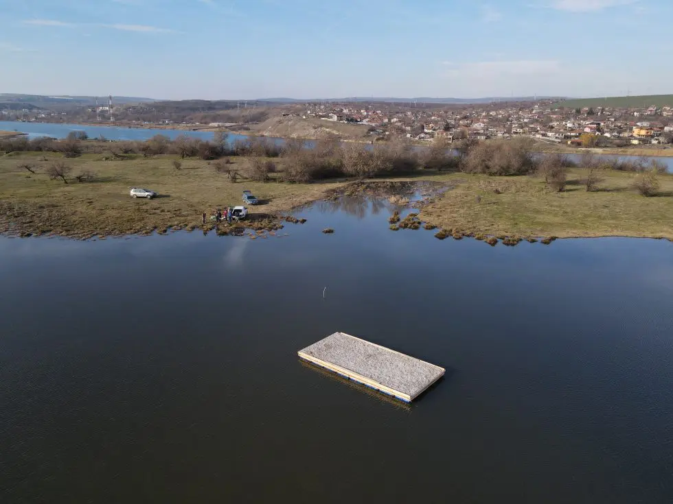 Завърши изграждането на платформа за гнездене на птици край град Белослав