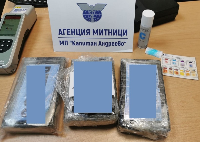 Над 3 кг кокаин в якето на турски шофьор откриха митническите служители на МП Капитан Андреево