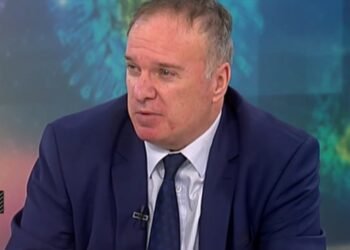 Иран вече е извадил установките за изстрелване на ракети от хангарите и правят тренировки. Най-вероятно утре сутрин ще бъде нанесен удар, това показват данните. Установките са вече на терен. Това каза за Bulgaria ON AIR арабистът проф. Владимир Чуков. „Най-вероятно ще има балистични ракети, освен крилати ракети. Нещата вече са в ход от днес сутринта. Дали ще бъдат синхронизирани или ще има промеждутък, вероятно ще се търси изненадата. Не се знае какъв е сценарият, но вече е задействан", каза още Чуков. "Говори се за обединяване на всички фронтове срещу Израел - "Хамас" от юг, "Хизбула" от север, Голанските възвишения, Башар Асад, иракските шиитски милиции, хутите и директно Иран. Израел да си направи сметката дали има потенциал да се защити - без помощта на САЩ и логистиката на централното командване на САЩ, което е в Катар, няма как това да стане", посочи Чуков. Проф. Чуков коментира като интересна позицията на Йордания, която обяви, че ще запази неутралитет, за разлика от атаките срещу Израел през април, когато отвори въздушното си пространство за прехващане на ирански дронове. "Към днешна дата няма предпоставки за широкомащабна война", допълни проф. Владимир Чуков.