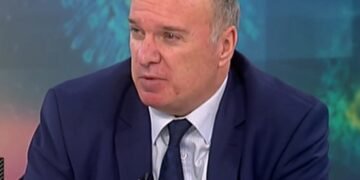 Иран вече е извадил установките за изстрелване на ракети от хангарите и правят тренировки. Най-вероятно утре сутрин ще бъде нанесен удар, това показват данните. Установките са вече на терен. Това каза за Bulgaria ON AIR арабистът проф. Владимир Чуков. „Най-вероятно ще има балистични ракети, освен крилати ракети. Нещата вече са в ход от днес сутринта. Дали ще бъдат синхронизирани или ще има промеждутък, вероятно ще се търси изненадата. Не се знае какъв е сценарият, но вече е задействан", каза още Чуков. "Говори се за обединяване на всички фронтове срещу Израел - "Хамас" от юг, "Хизбула" от север, Голанските възвишения, Башар Асад, иракските шиитски милиции, хутите и директно Иран. Израел да си направи сметката дали има потенциал да се защити - без помощта на САЩ и логистиката на централното командване на САЩ, което е в Катар, няма как това да стане", посочи Чуков. Проф. Чуков коментира като интересна позицията на Йордания, която обяви, че ще запази неутралитет, за разлика от атаките срещу Израел през април, когато отвори въздушното си пространство за прехващане на ирански дронове. "Към днешна дата няма предпоставки за широкомащабна война", допълни проф. Владимир Чуков.