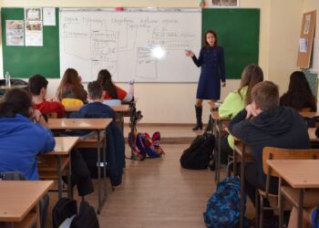 С овации и цветя приключиха часовете си по правосъдие учениците от ОУ „Ангел Кънчев“ и СУ „Димчо Дебелянов“