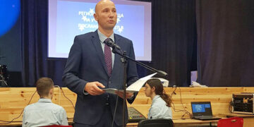 Заместник-кметът Диан Иванов приветства децата от регионалната среща на училища-посланици на Европейския парламент