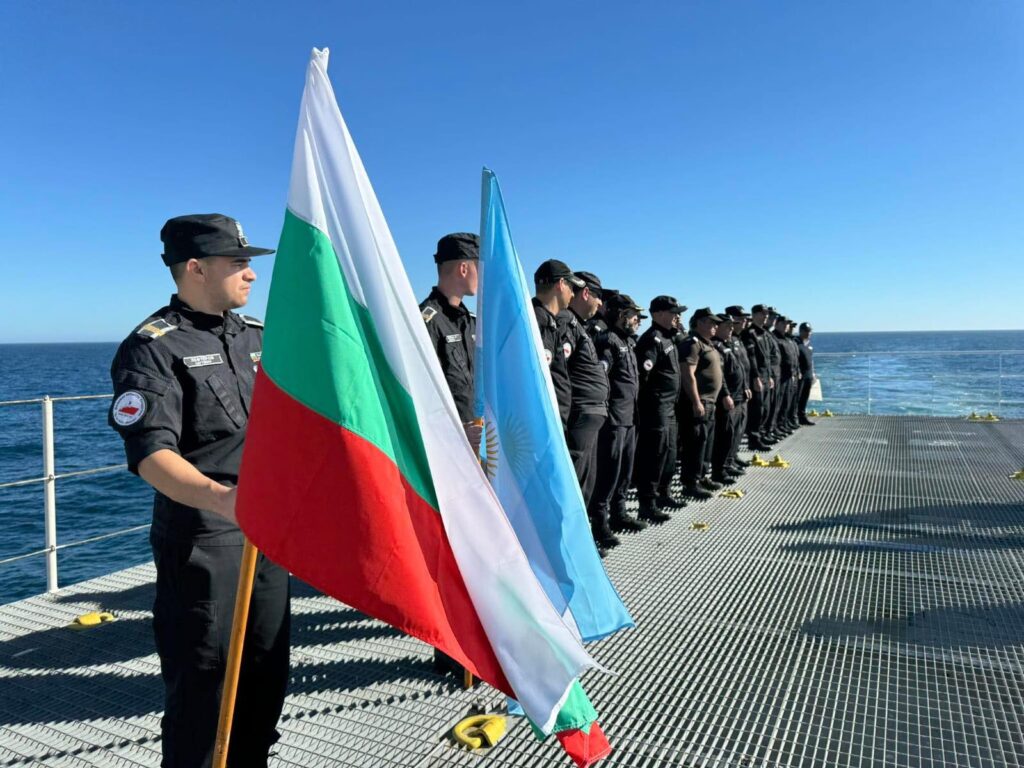 Българските полярници почетоха паметта на Васил Левски на борда на кораба “Св. св. Кирил и Методий” (СНИМКИ)