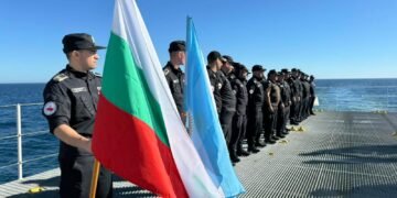 Българските полярници почетоха паметта на Васил Левски на борда на кораба “Св. св. Кирил и Методий” (СНИМКИ)