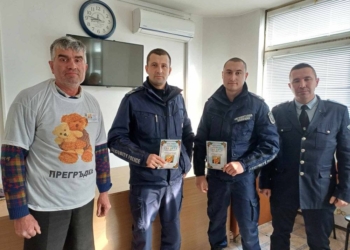 НПО “Прегръдка” награди полицаи, спасили човек, бедстващ в Търговище
