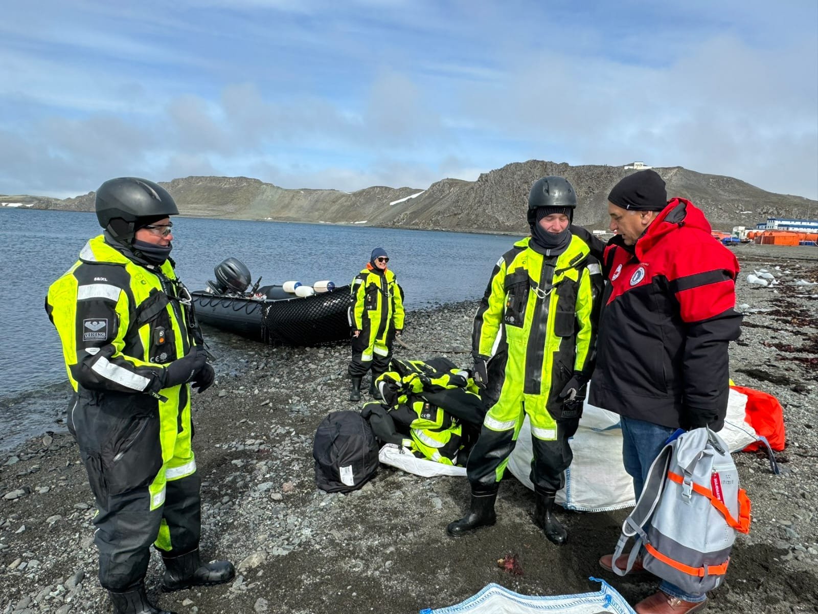 Последната група от 32-та българска антарктическа експедиция пристигна на остров Кинг Джордж (СНИМКИ)