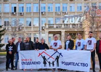 Бащи от Варна се събраха на мирна демонстрация под наслов „Заедно за споделено родителство”