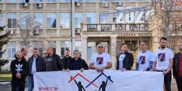 Бащи от Варна се събраха на мирна демонстрация под наслов „Заедно за споделено родителство”