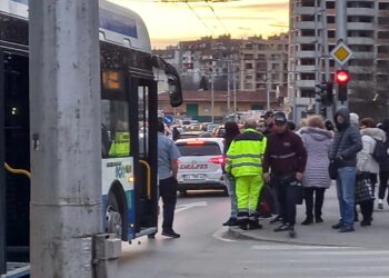 Шофьор на автобус гони безумец, засякъл го на пътя във Варна! Пътници пострадаха след набити спирачки!