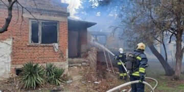 Пожар вилня в изоставена къща до Математическата гимназия във Варна