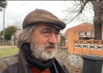 Продължава тормозът над Петър от Девня! Роми разбиха дома му и се самонастаниха в него! (ВИДЕО)