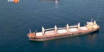 Има опасност корабът, плаващ към Варна и атакуван от хутите, да потъне