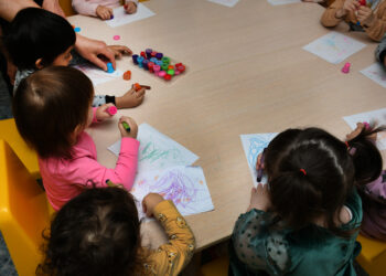 МОН разработва стандарт за образование и грижа за деца до 3 години