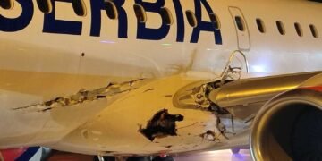 Самолет с дупка на корпуса кацна на летището в Белград (ВИДЕО)