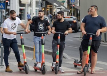 Гласуваха нови правила и санкции, свързани с електрическите тротинетки във Варна