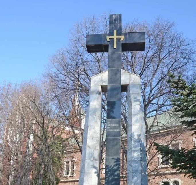 Артисти от „Поразените“ и „Ботушът“ поднасят цветя пред паметника на жертвите на тоталитаризма във Варна