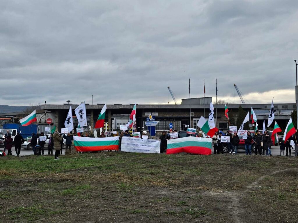 Протест на "Възраждане" блокира пристанище Варна - Запад 