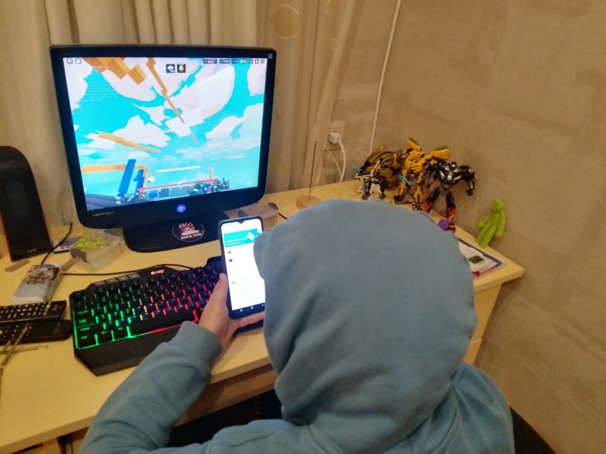 Ученици в класна стая във Варна по време на присъствено обучение