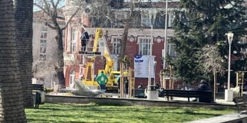 Навръх първа пролет махнаха коледната украса във Варна