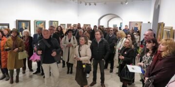 Кметът Благомир Коцев приветства всички дами на откриването на изложба, посветена на жената