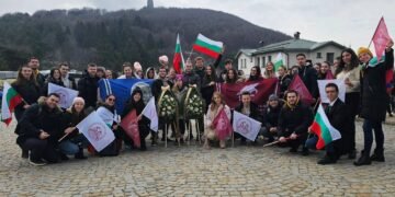 Студенти на Икономическия университет отбелязаха 3 март на връх Шипка