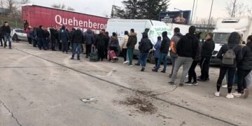 Стотици варненци чакат пред МЕТРО, за да вземат дръвче за засаждане от инициативата на Гората.бг (СНИМКИ)