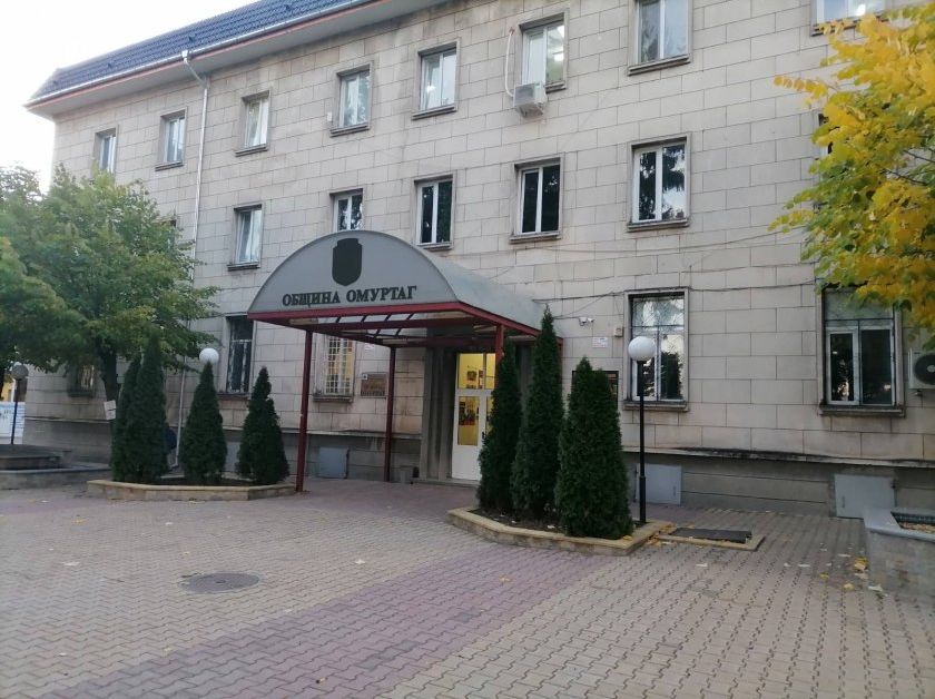 Обвинен в ръководене на организирана престъпна група за длъжностни престъпления в Омуртаг остава в ареста