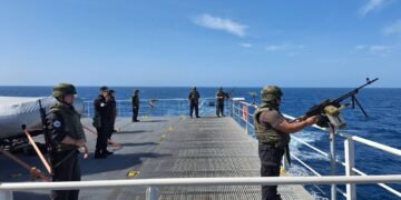 Българският полярен кораб „Св. св. Кирил и Методий“ плава през опасна зона за пиратски атаки (СНИМКИ)