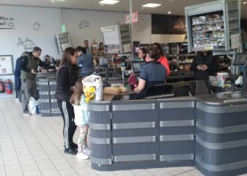 Читател на СайтЪТ: Любимият ми квартален хипермаркет е този, в който ме зареждат с усмихнато отношение!