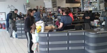 Читател на СайтЪТ: Любимият ми квартален хипермаркет е този, в който ме зареждат с усмихнато отношение!