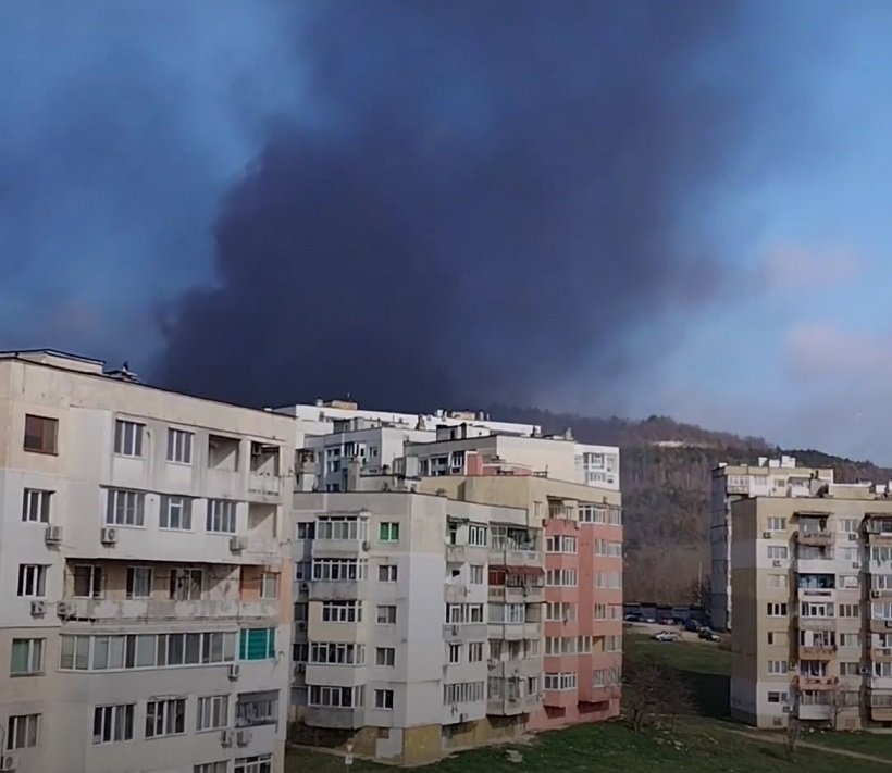 Пластмаси и гуми горят във "Владиславово" (ВИДЕО)